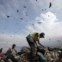 BRASIL, 31.05.2012. Um homem recolhe materiais recicláveis durante o último dia do Jardim Gramacho, no Rio. A maior lixeira brasileira a céu aberto foi encerrada após 36 anos de depósito de lixos. 