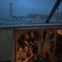 Os hóspedes aproveitam a chuva para se refugiarem no interior de um dos barcos