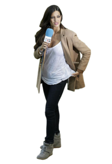 Sara Carbonero está sempre elegante, mesmo que opte por um look mais confortável. A jornalista - e namorada do guarda-redes espanhol Iker Casillas -, que raramente é vista com sapatos rasos, usou uns ténis com um pouco de cunha. Uma forma inteligente de ganhar altura e, mesmo assim, ser capaz de atravessar o relvado. O casaco que pôs por cima do tank top branco e das calças de ganga escura conferiu um tom mais formal, adequado para quem está a trabalhar.