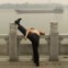 CHINA, 15.06.2012. Um homem exercita-se na margem do rio Han enquanto um navio desliza por entre a névoa. Em Wuhan