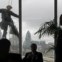 Visto do interior do Shard: uma reunião enquanto um trabalhador limpa janelas