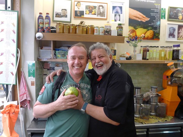 O chef Luís Baena (à esquerda) com o feirante do citron