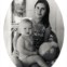 Isabel com um ano ao colo da mãe, em 1966