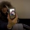 Uma turista fotografa-se a si própria no Lounge Hostel, considerado um dos melhores do mundo