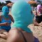 CHINA, 06.07.2012. Moda local. Mesmo: a máscara foi inventada por uma mulher há sete anos para bloquear os raios de sol. Desde então, em praias como esta, de Qingdao, província de Shandong, tornou-se habitual. Aliás, está a ser produzida em série e está à venda nas lojas locais. 