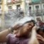 ESPANHA, 06.07.2012. Da varanda veio a água e estes participantes das festas de San Fermín, em Pamplona, apreciaram este tradicional momento de frescura