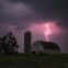 EUA, 13.07.2012. Relâmpago sobre um celeiro em Donnellson, Iowa