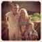 Britney Spears aproveitou o feriado do 4 de Julho para publicar no Twitter uma foto de família no Havai. A seu lado tem o noivo Jason Trawick e os dois filhos Sean Preston e Jayden James.