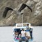 EQUADOR, 29.07.2012. O voo do pelicano à frente de um barco de turistas observadores de baleias em Puerto Lopez