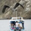 EQUADOR, 29.07.2012. O voo do pelicano à frente de um barco de turistas observadores de baleias em Puerto Lopez