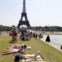 FRANÇA, 26.07.2012. Uma “praia” com vista para a Torre Eiffel