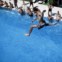 HUNGRIA, 15.07.2012. Salto para um piscina de Sofia durante uma onda de calor