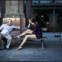 Fotógrafo e modelo numa pausa. Nem as longas pernas da modelo norte-americana Karlie Kloss parecem distrair Steve McCurry.
