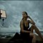 Jogos de luz e um final de tarde tempestuoso rodeiam a modelo checa Petra Nemcova, uma sobrevivente do tsunami de 2004.