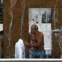 Roménia, Bucareste | 07.08.2012. 42ºC. Um homem e uma criança refrescam-se numa fonte