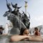 Ucrânia, Kiev | 07.08.2012. 36ºC. Gente a banhos numa fonte no centro da cidade que registou a temperatura mais alta de sempre