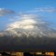 O bíblico e imponente monte Ararat visto a partir da velha cidade de Dogubayazit no Curdistão turco