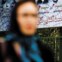 As surpreendentes jovens mulheres iranianas em contraponto com a constante presença nas paredes da cidade de posters de grandes dimensões com fotografias dos mártires da guerra Irão/Iraque .