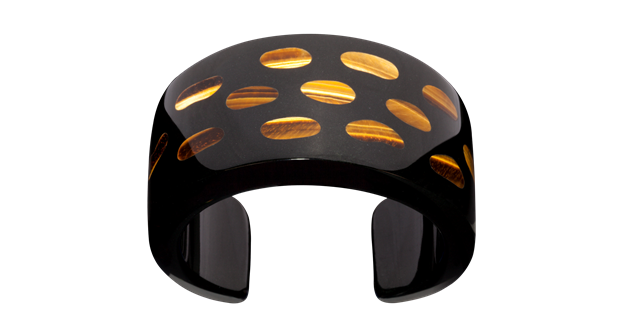 Escrava de jade negro com olho-de-tigre, da colecção Dos Santos, da Elements, €1495