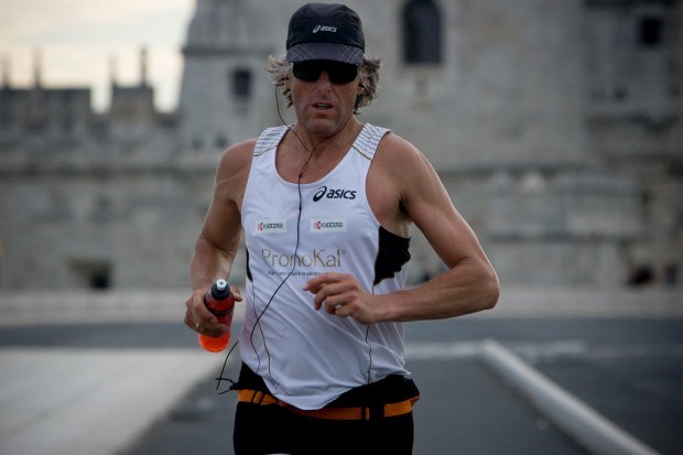 O maratonista Stefaan Engels mostrou em Lisboa que é adepto da música para correr.