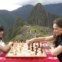 O jogo de xadrez de Machu Picchu. Uma imagem captada em 2012, durante uma exibição da campeã mundial russa Alexandra Kosteniuk aqui a jogar com uma jovem campeã peruana, Deysi Cori 