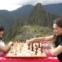 O jogo de xadrez de Machu Picchu. Uma imagem captada em 2012, durante uma exibição da campeã mundial russa Alexandra Kosteniuk aqui a jogar com uma jovem campeã peruana, Deysi Cori