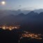 SUÍÇA, 23.08.2012. A estância de esqui St. Moritz e a vila de Celerina vistos à noite a partir das montanhas de Muottas Muragl  