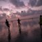 ÍNDIA, 23.08.2012. Jogo de futebol na praia de Juhu, Mumbai sob as nuves da monção 