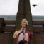 INGLATERRA, 21.08.2012. Um pombo voa sobre uma escultura de Damien Hirst, 