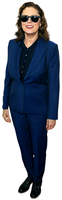 A actriz Susan Sarandon arriscou e ganhou. Usar este fato não só foi uma aposta segura como muito bem jogada. Distinguiu-se dos vestidos de gala das restantes celebridades femininas usando um fato azul-noite com pequenos acessórios (óculos, carteira amarela e sapatos pretos Oxford). No geral, é um estilo cheio de ‘pinta’ e algo inesperado para alguém da sua idade (65). Talvez por isso tenha resultado tão bem...