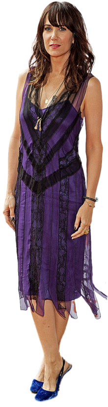 Kristen Wiig está preparada para subir ao palco de um concerto de Prince. A actriz e comediante escolheu um vestido roxo com pormenores de renda preta combinado com uns sapatos veludo azul e acessórios metálicos e dourados. O contraste destas cores quentes, escuras, com a pele branca da actriz é uma táctica que, teoricamente, funcionaria. Contudo, o vestido não a favorece nos sítios certos: tem o comprimento errado e o efeito da baínha, com as tiras de tecido esvoaçante, não resulta. A beleza de Kristen Wiig poderia ser melhor aproveitada. 