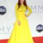 A actriz vencedora do Emmy para Melhor Actriz de uma Mini-série ou Filme, num vestido Christian Dior
