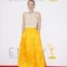 A actriz Leslie Mann na passadeira vermelha dos Emmys, num vestido Naeem Khan