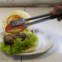 Poderia ser apenas mais um hambúrguer, não fosse a carne ser de cobra. Custa cerca de 1€. Num restaurante chinês em Yogyakarta, Indonésia 