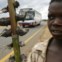  Um rapaz vende ratos cozidos na auto-estrada principal da capital do Malawi, Lilongwe. 
