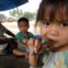  O pequeno Sam tem quatro anos e um gosto especial por rato assado... É um acepipe de Battambang, Camboja 