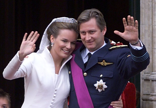O casal acena à multidão depois da cerimónia do casamento civil, a 4 de Dezembro de 1999.