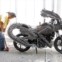 Na Tailândia. O artista Roongrojna Sangwongprisarn criou uma motocicleta de formas alienígenas a partir de materiais reciclados e partes de carros e bicicletas 