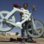 O inventor israelita Izhar Gafni segura a sua bicicleta de cartão, mostrada em Setembro de 2012. Sim, funciona na perfeição, provaram os testes. O cartão leva um tratamento especial para que resista à água. 