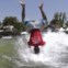BRASIL, 28.10.2012. O surfista Álvaro Martins apanha uma onda produzida por um barco durante um campeonato de Wakesurf no lago Paranoá, Brasília 