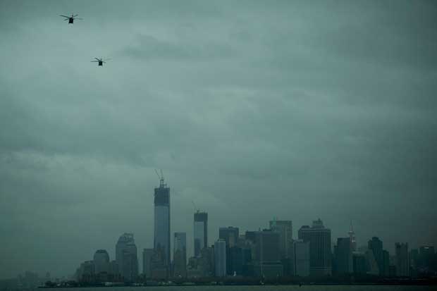Helicópteros sobre uma sombria Manhattan, fotografada a 30/10   