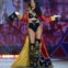 A modelo brasileira Adriana Lima abriu o desfile