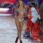 Candice Swanepoel no desfile da Victoria's Secret