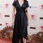 Lana del Rey num discreto vestido escuro Shareen
