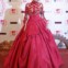 Rita Ora escolheu um vestido Marchesa de cor forte