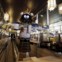 Um empregado-robô serve os clientes do Hajime, restaurante japonês em Banguecoque, Tailândia. A especialidade é o serviço: como já se vê assegurado por robôs (quatro, no caso). 