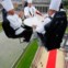 Dinner in the Sky é o nome do projecto e continua a viajar por todo o mundo, tendo até já passado por Portugal. É um restaurante absolutamente aéreo: a mesa é elevada a uns 50m de altura e serve umas duas dezenas de pessoas. Aqui, a refeição era especial, servida a 22 chefs belgas sobre Bruxelas.
