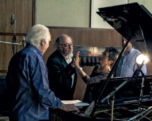 Carlos do Carmo canta como quem faz surf por cima do piano de Maria João Pires