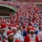 REINO UNIDO, 2.12.2012. Eles vêm aí! É a Santa Dash, corrida de pais natal em Liverpool (mais de 8 mil) com propósitos solidários 