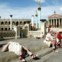 Actores vestidos à Roma Antiga descansam numa pausa de gravações na Cinecittà